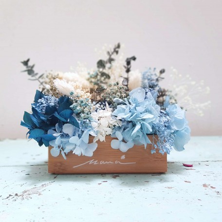 Cobalto diadema con flores preservadas azul